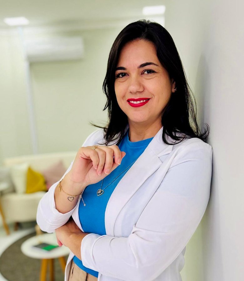 Suelen Silva, psicóloga clínica e Gestalt-terapeuta em Joinville, sorrindo em seu consultório